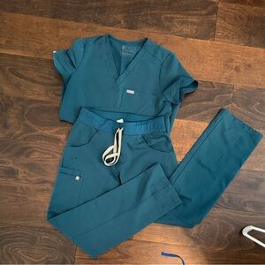 Figs XS Teal Women's Scrub set—XS Catarina top and XS Kade Cargo Pants